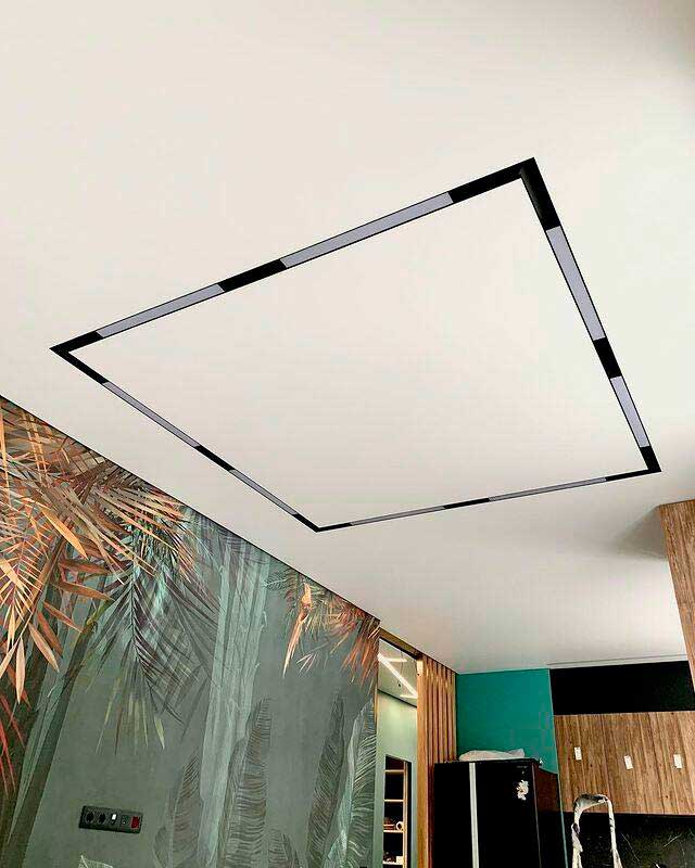 Натяжной потолок со светильником